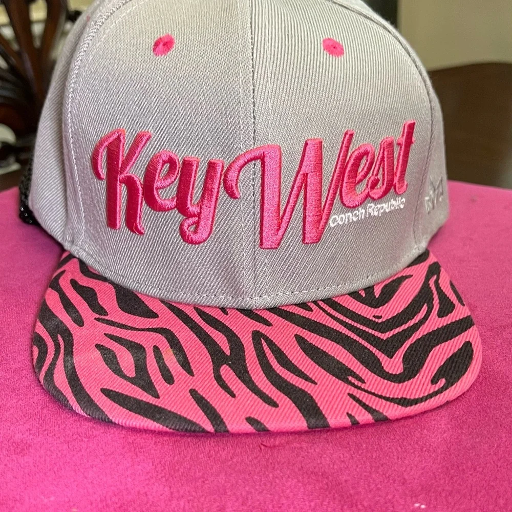 Baseball hat. Pink and gray With animal print - Picture 2 of 4